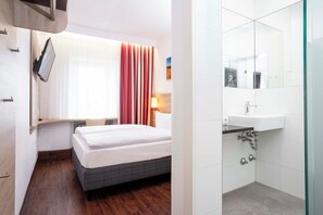 Muebles diferentes, escritorio y espacio para trabajar con laptop 