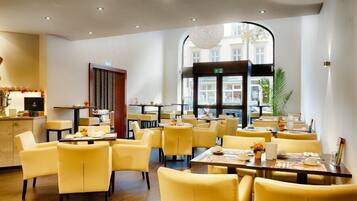 Desayuno buffet diario (EUR 18.00 por persona)
