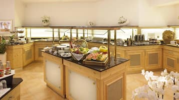 Tägliches Frühstücksbuffet (24.5 EUR pro Person)