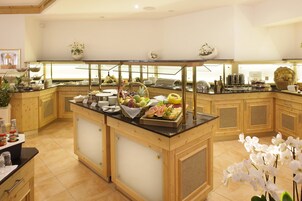 Daily buffet breakfast (EUR 24.5 per person)
