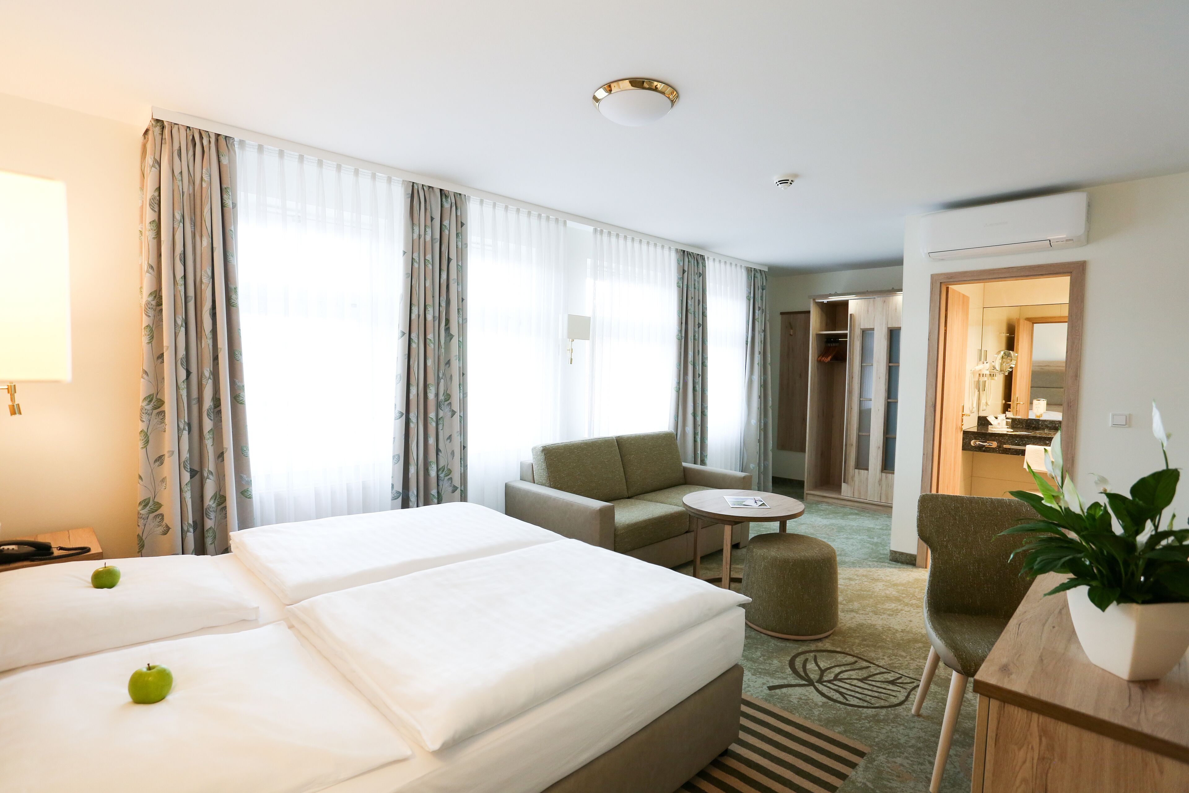 1 bedroom, hypo-allergenic bedding, minibar, in-room safe