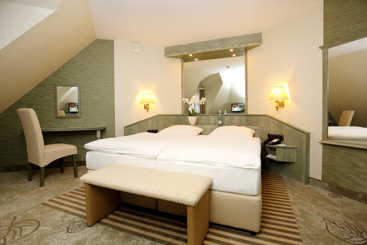 deluxe double room | 1 bedroom, hypo-allergenic bedding, minibar, in-room safe