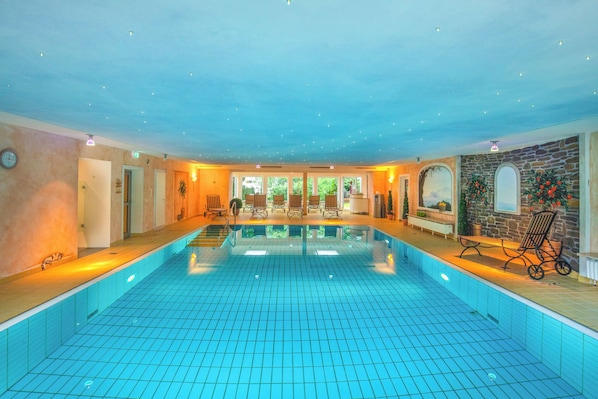 Innenpool, geöffnet von 07:00 Uhr bis 22:00 Uhr, Liegestühle