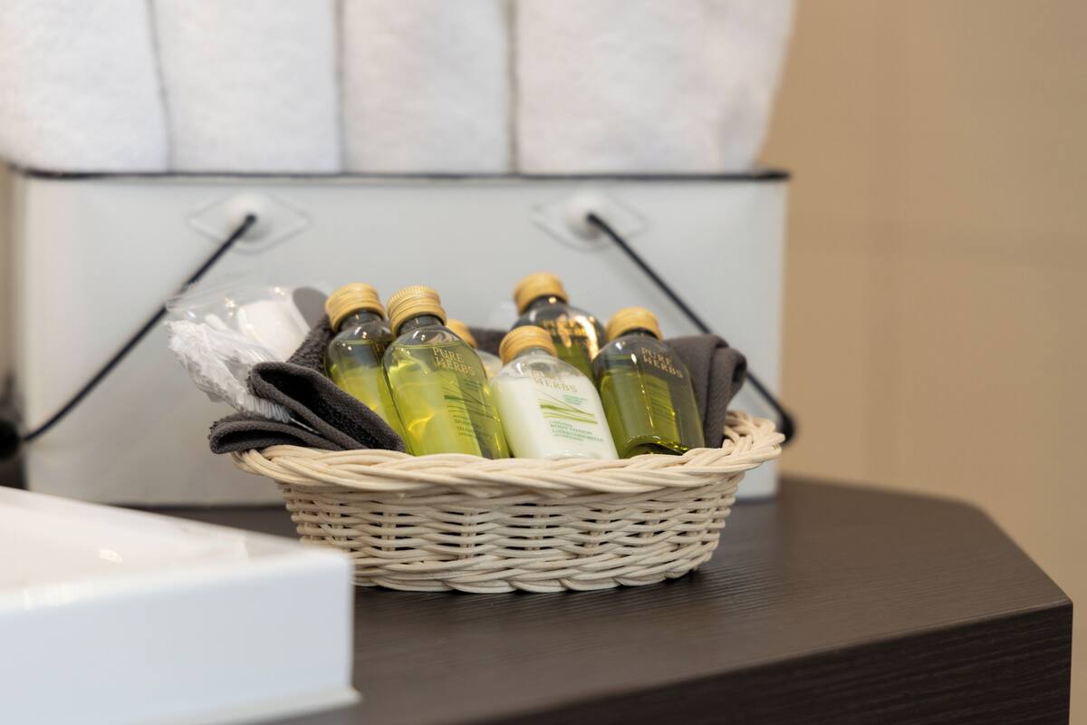 classic double room | bathroom | free toiletries, hair dryer, bathrobes, towels