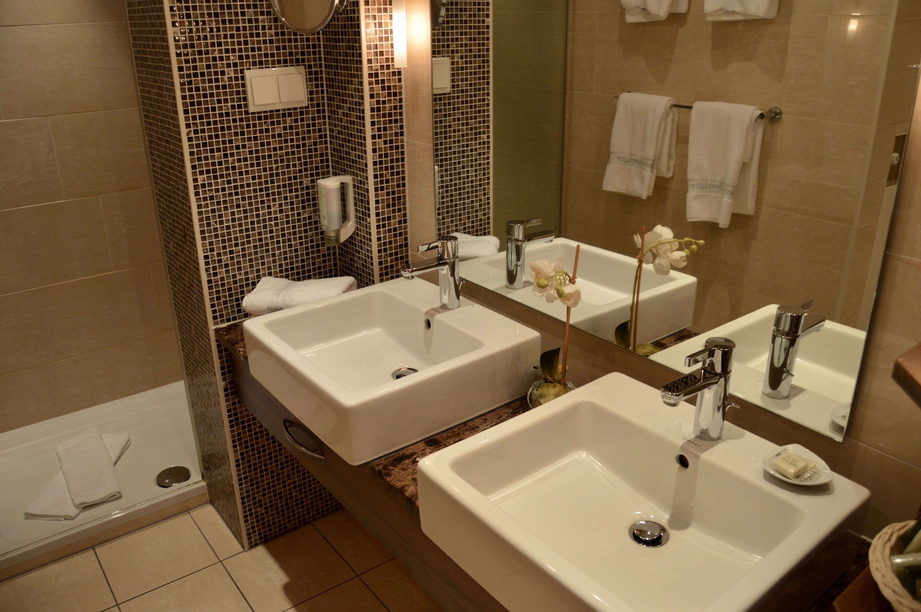 suite, 1 bedroom, non smoking | bathroom | free toiletries, hair dryer, bathrobes, towels