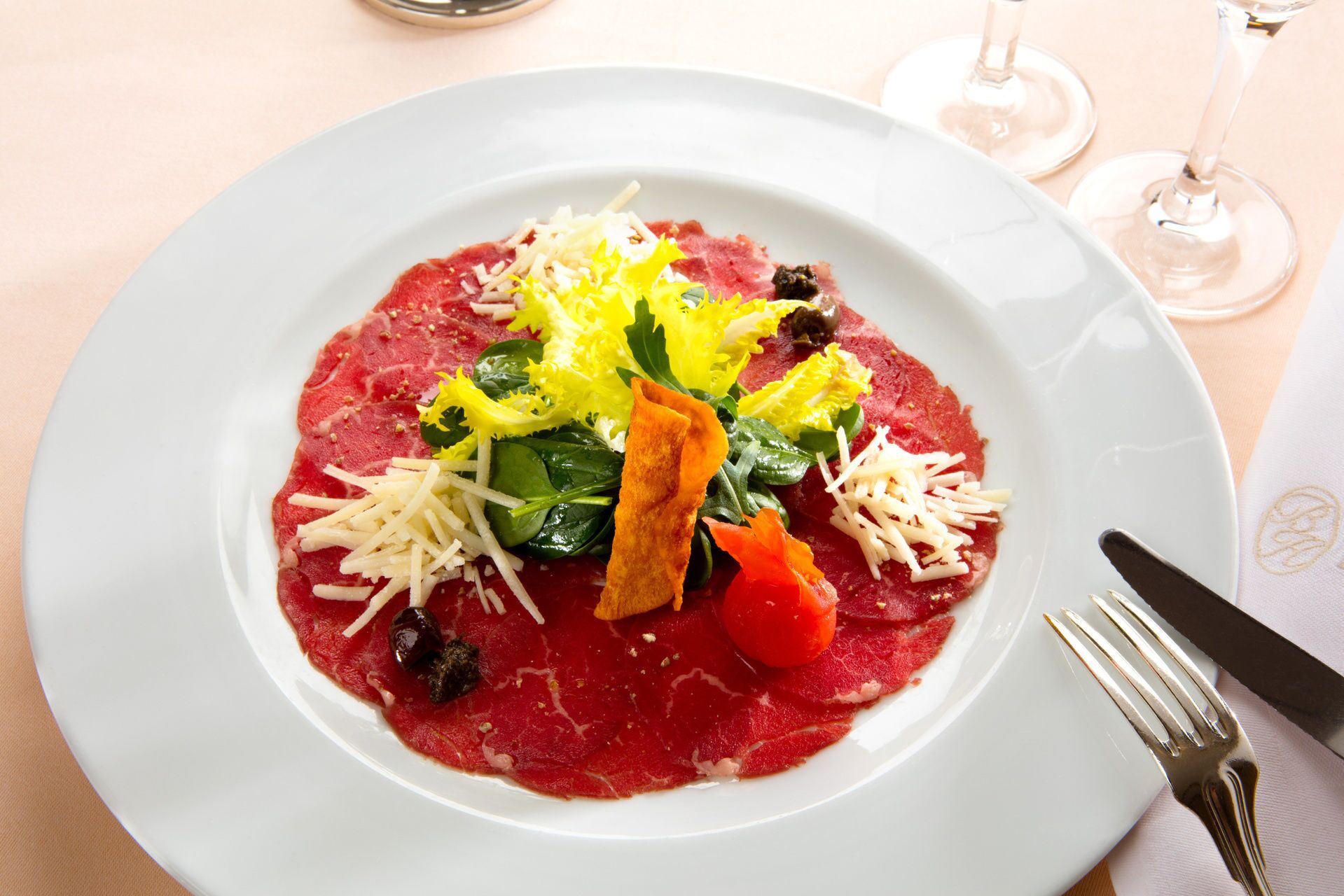 Un plato de comida con diferentes ingredientes.