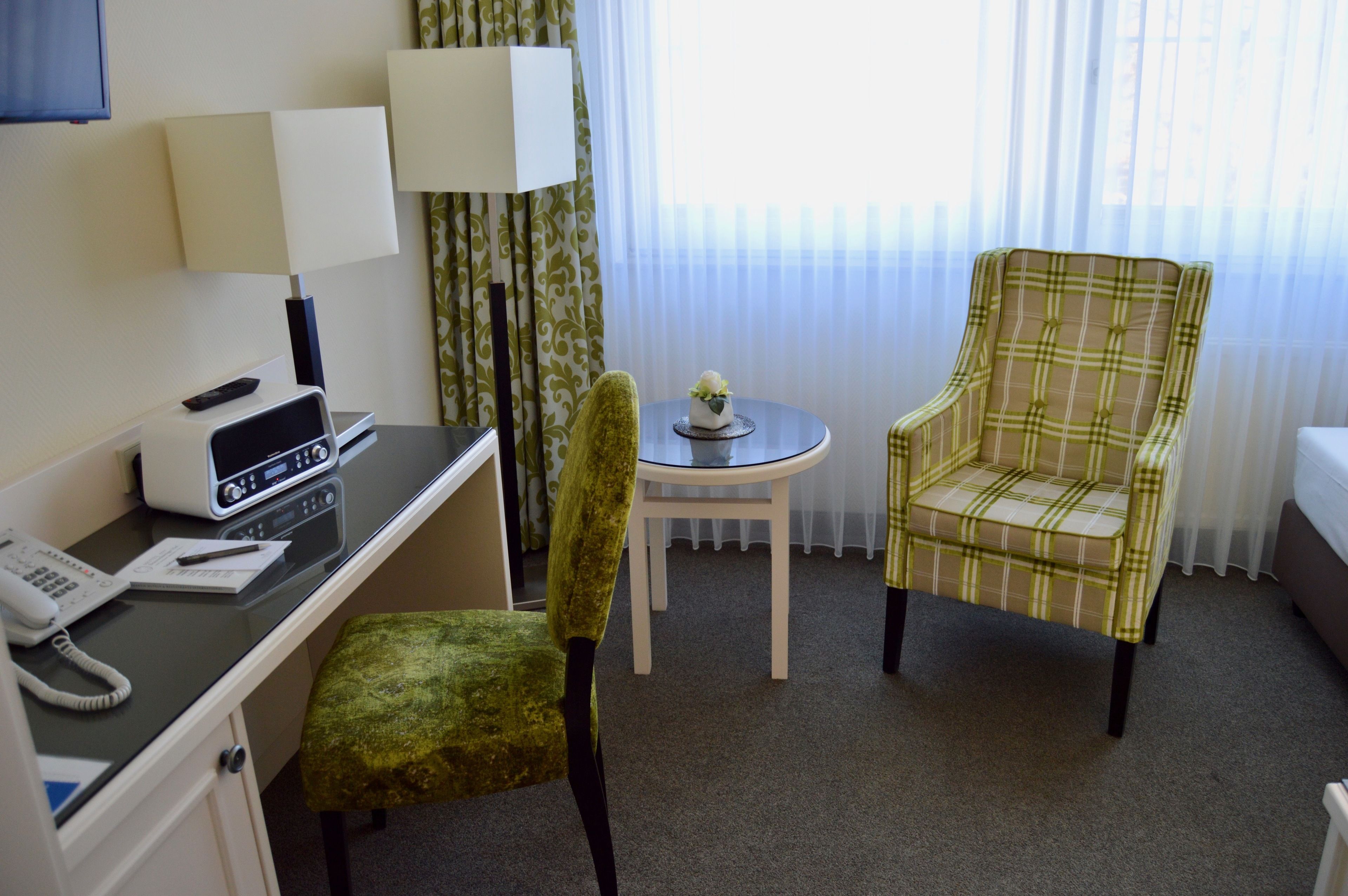 classic single room | living area | flat-screen tv