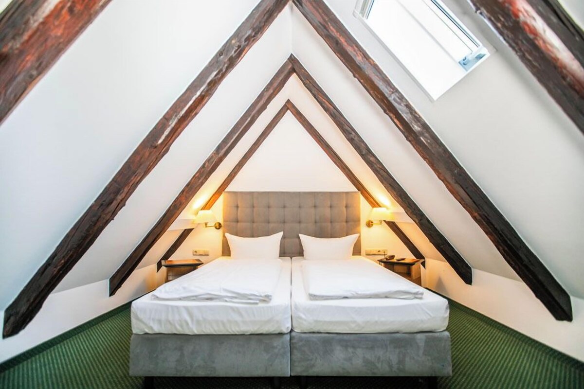 Suite – deluxe | Sengetøy av topp kvalitet, senger med overmadrass, minibar og skrivebord