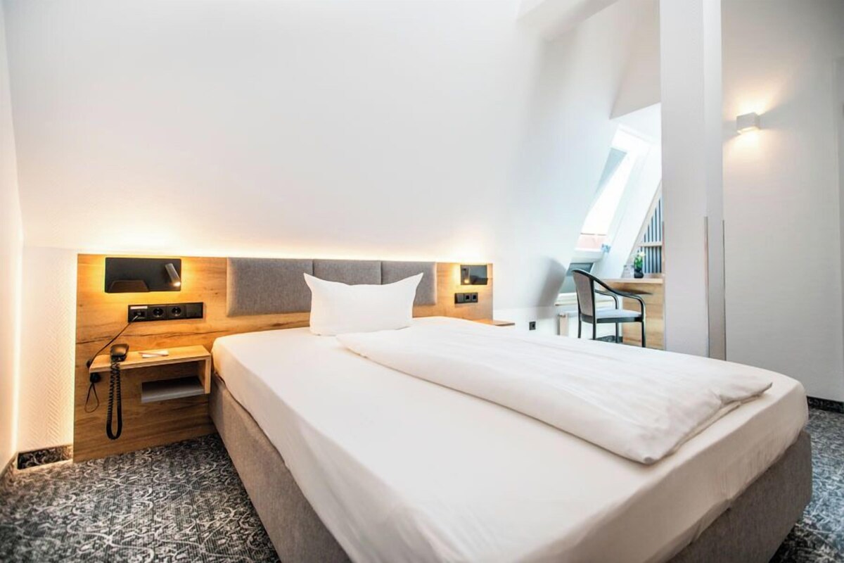 Enkeltrom – superior | Sengetøy av topp kvalitet, senger med overmadrass, minibar og skrivebord