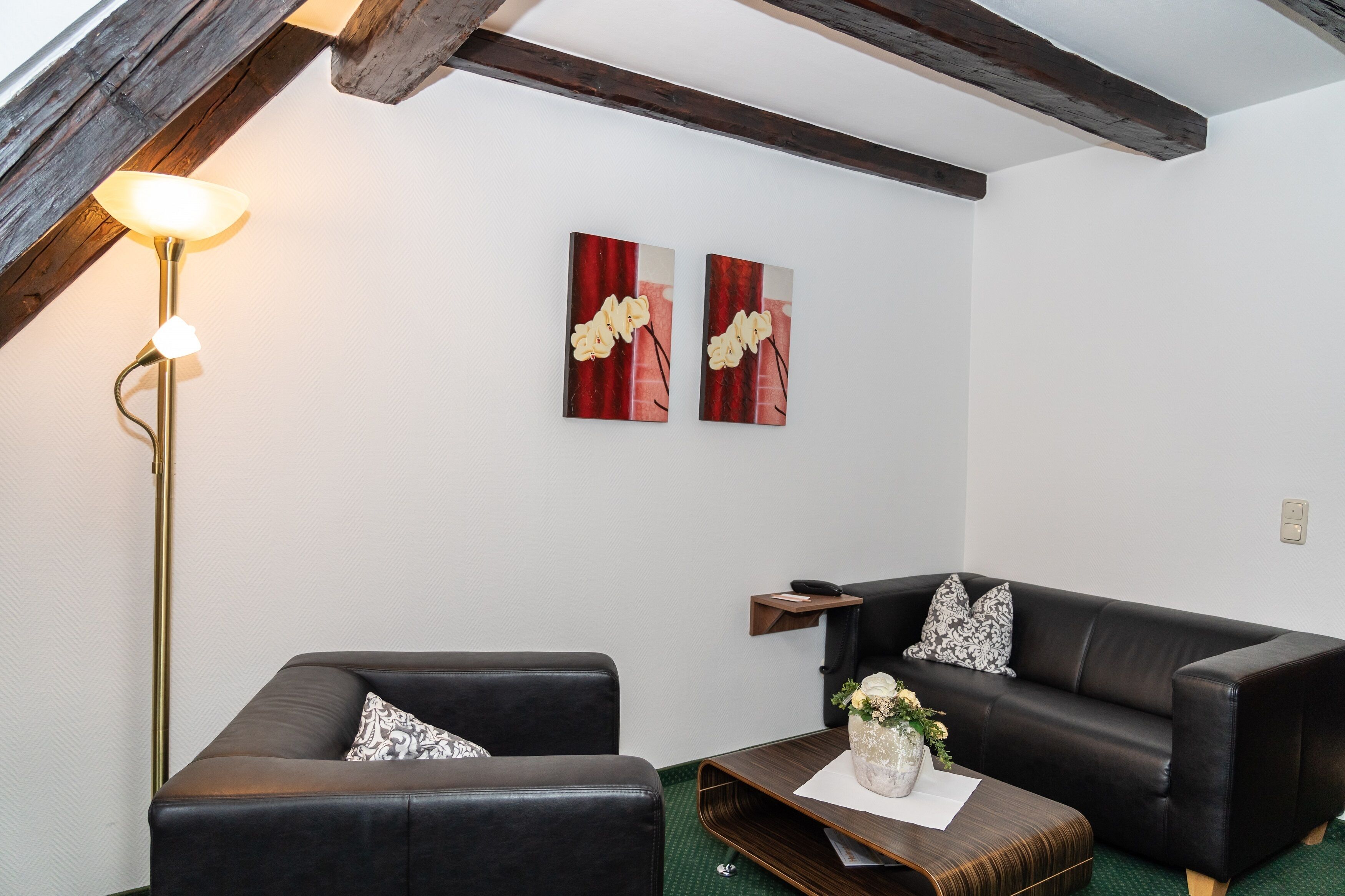 deluxe suite | living area | 60-cm lcd tv with cable channels, tv