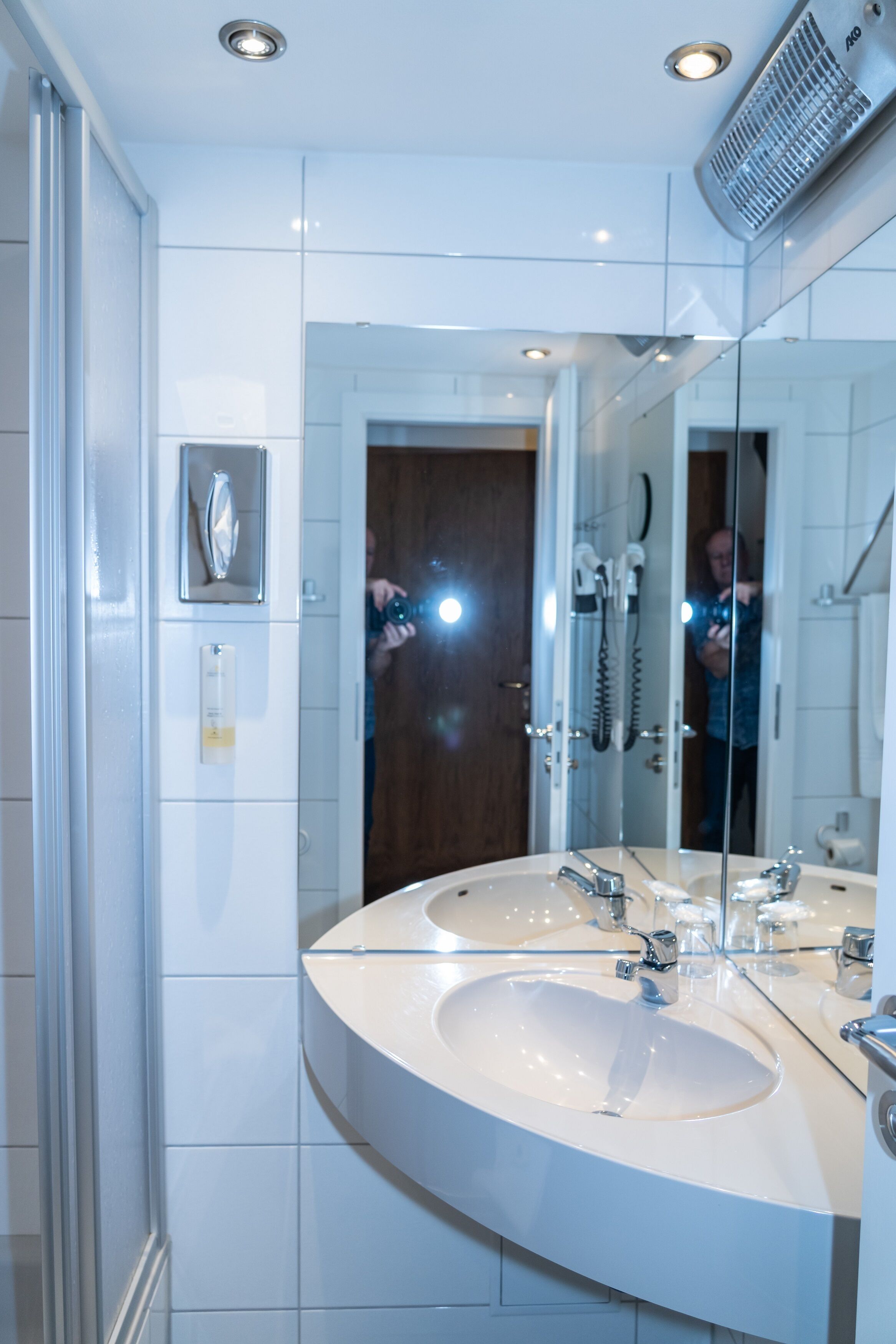 standard single room | bathroom | shower, free toiletries, hair dryer, towels