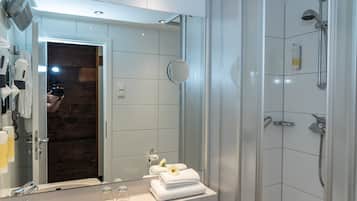 Superior dubbelrum | Badrum | Dusch, gratis toalettartiklar, hårtork och handdukar