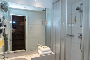 Superior Double Room | Bathroom - Ringhotel Schlossberg Neustadt (Neustadt)