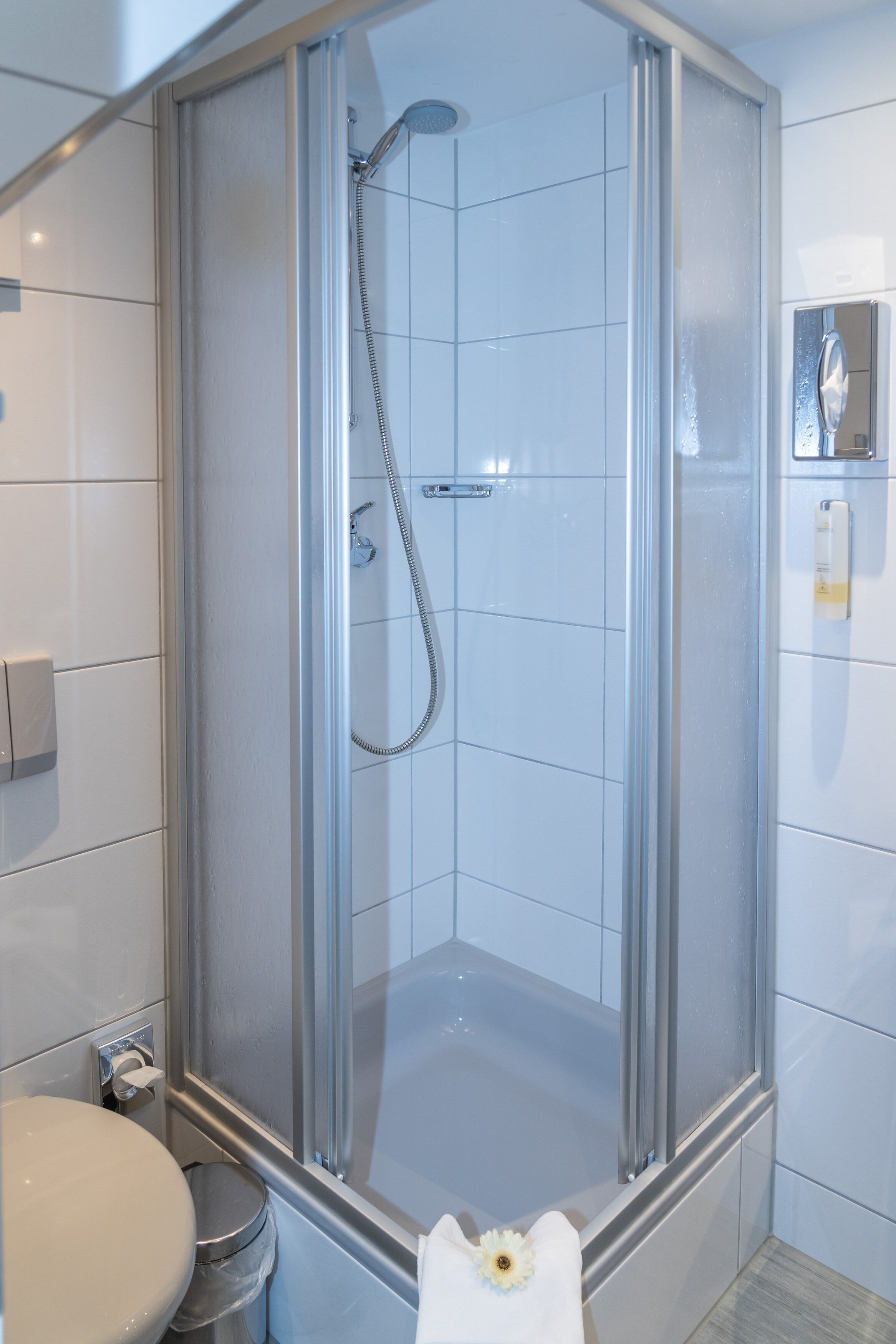 standard single room | bathroom | shower, free toiletries, hair dryer, towels