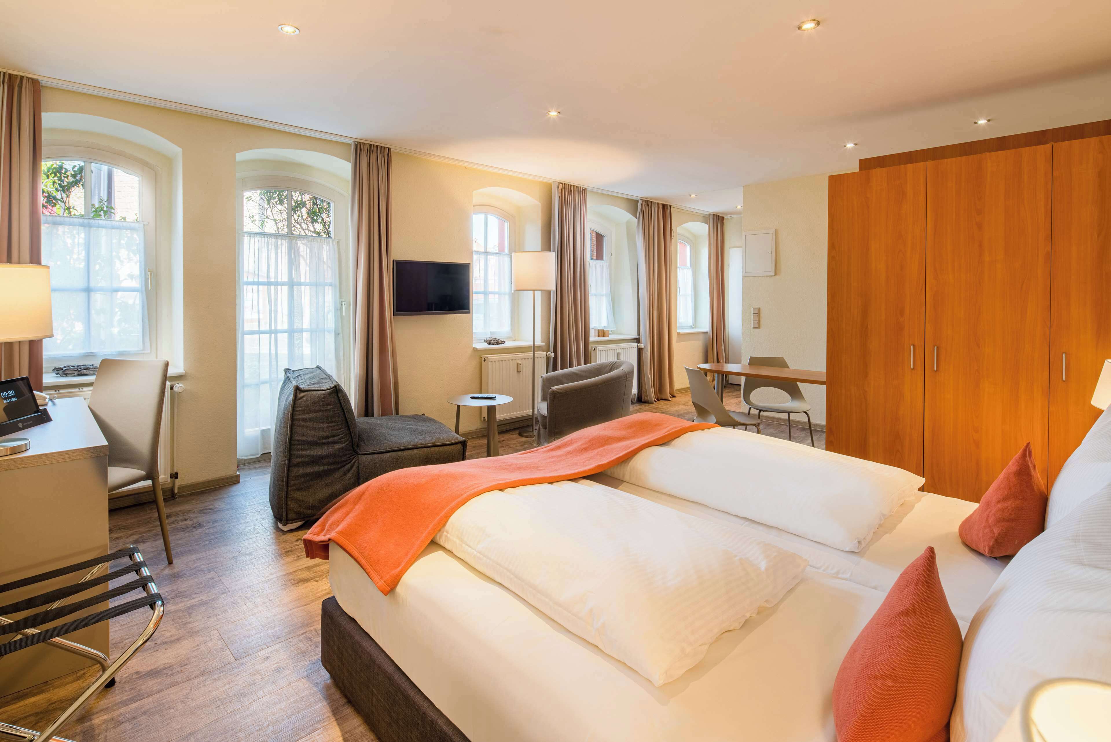 1 bedroom, hypo-allergenic bedding, in-room safe, soundproofing