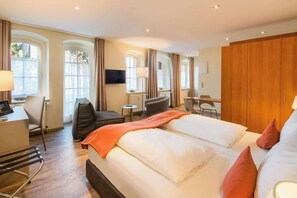 Hypo-allergenic bedding, in-room safe, soundproofing, rollaway beds