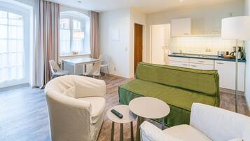 Standard Room, 1 Double Bed, Kitchenette | Hypo-allergenic bedding available, in-room safe, soundproofing