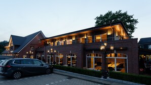 A modern two-story building with large windows and a balcony. - Ringhotel Sellhorn (Hanstedt)