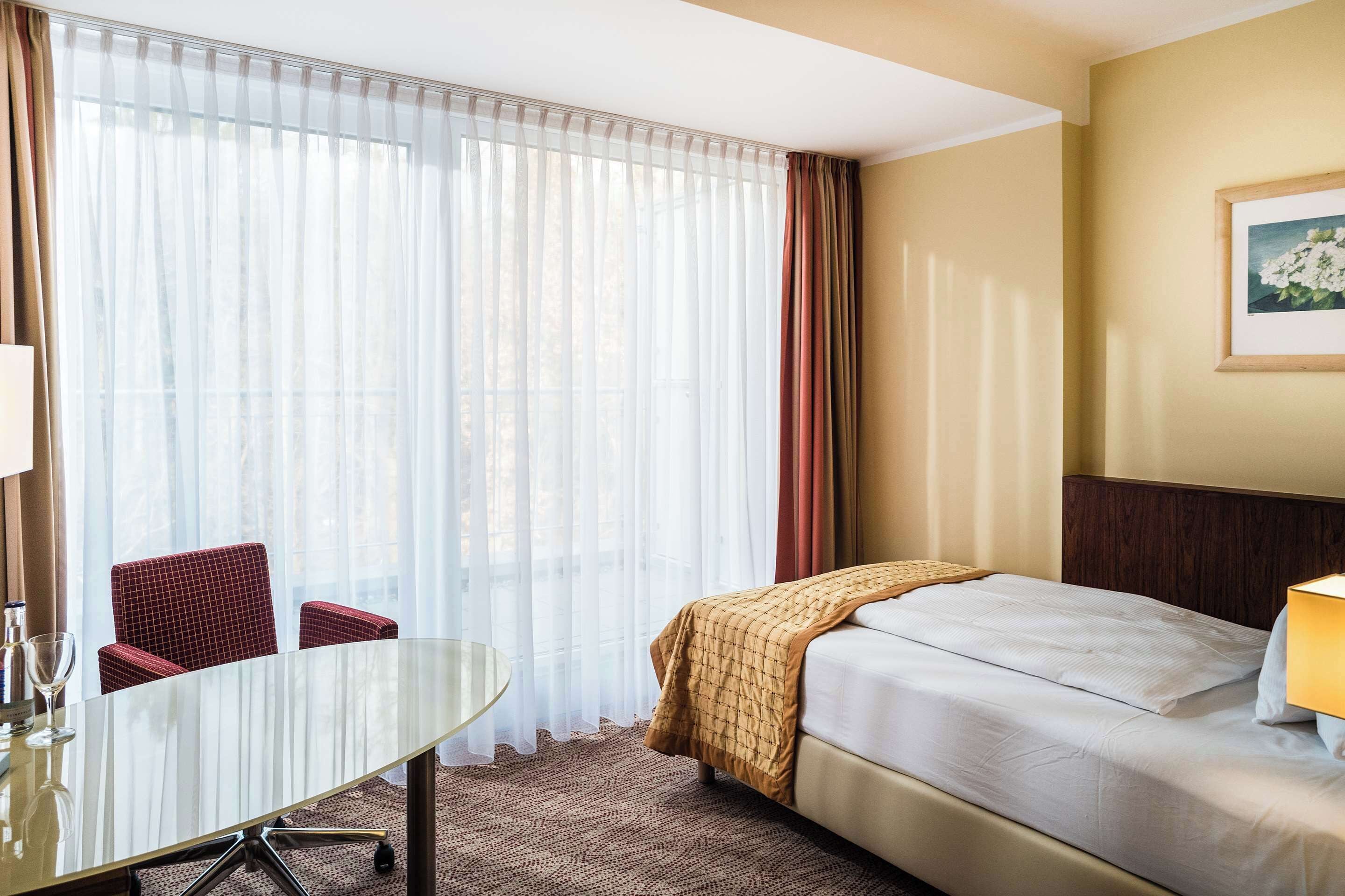 comfort room, 1 single bed | in-room safe, blackout curtains, soundproofing, iron/ironing board