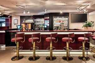 Restaurante con mesas al aire libre, abre solo algunos días