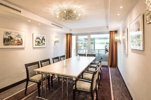 A conference room with a long table, chairs, and artwork on the walls. - Best Western Plus Residenzhotel Lueneburg (Lueneburg)