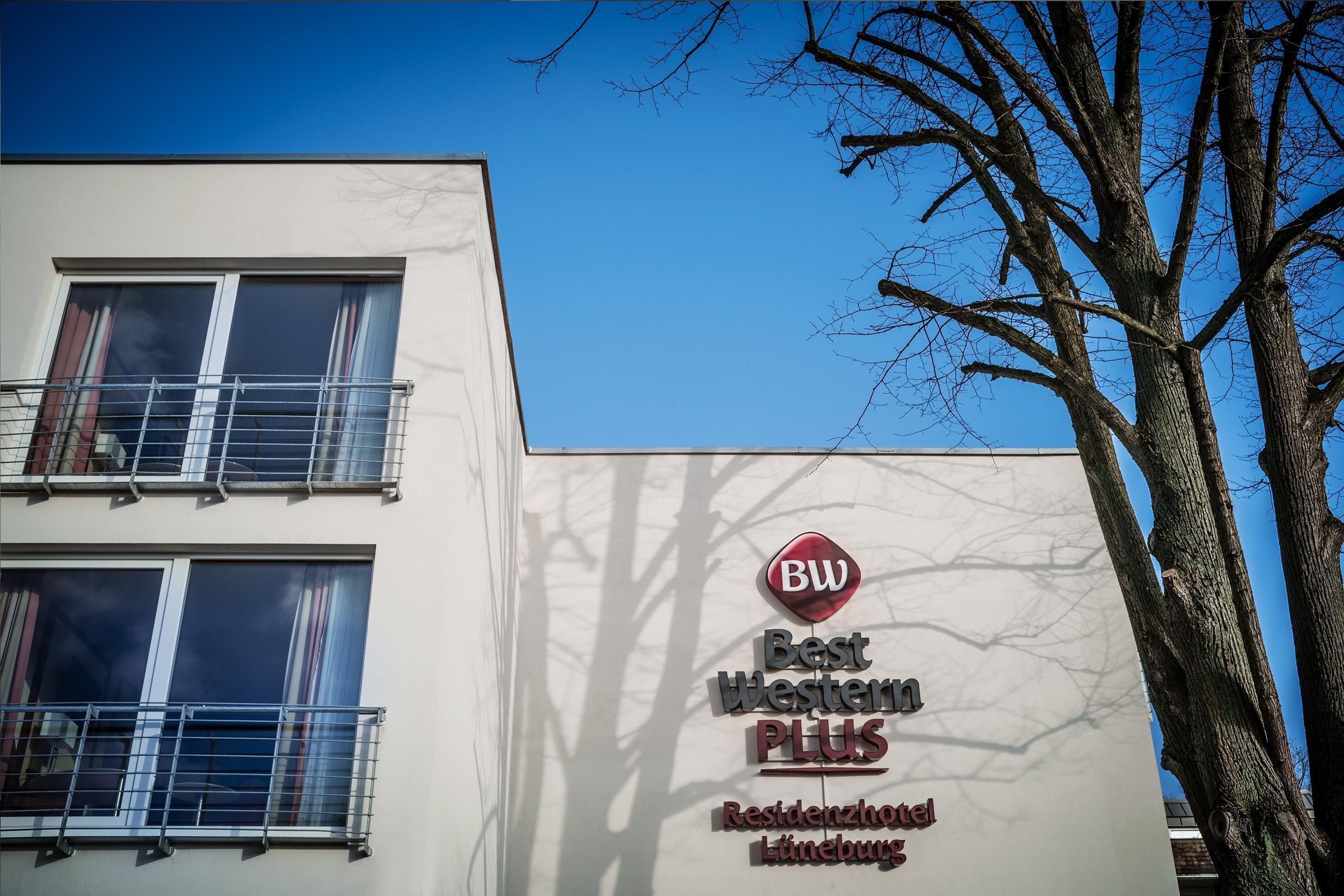 Een hotelschilt met de naam 'BW Best Western PLUS' en 'Residenzhotel Lüneburg', wat aangeeft dat het een vast onderdeel van het gebouw is.