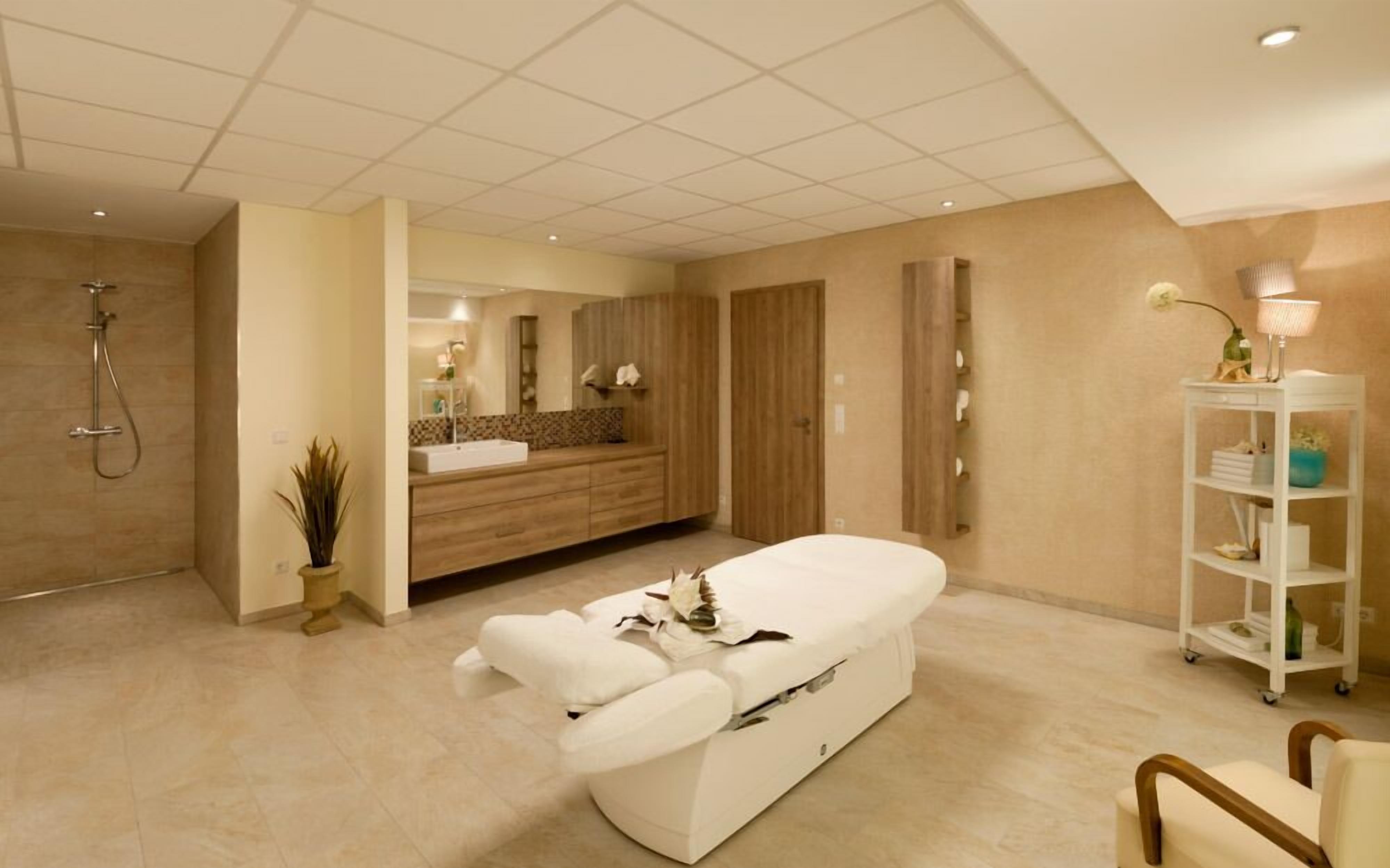 sauna, hot tub, body treatments, body scrubs, facials