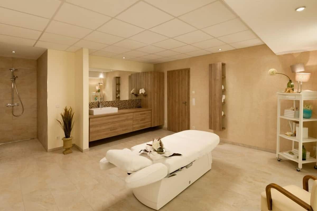 sauna, hot tub, body treatments, body scrubs, facials