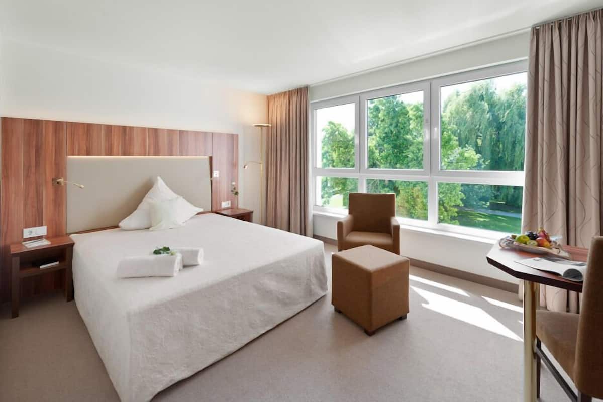 superior single room | premium bedding, minibar, in-room safe, desk