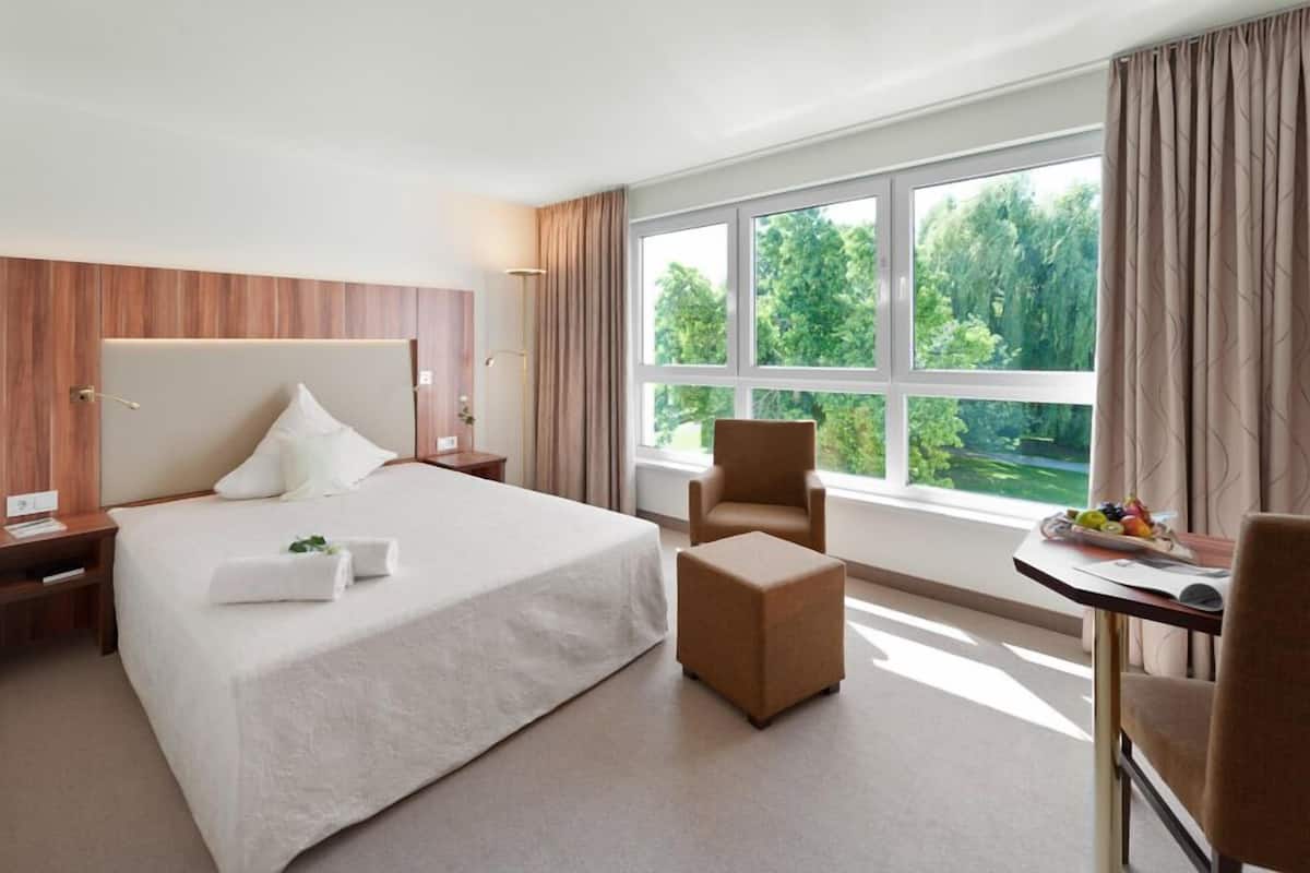 Premium bedding, minibar, in-room safe, desk