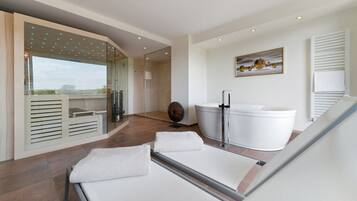 Peralatan tempat tidur premium, bar mini, peti besi dalam bilik, meja