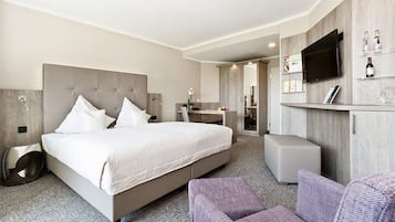 Tweepersoonskamer | Luxe beddengoed, een minibar, een kluis op de kamer, een bureau