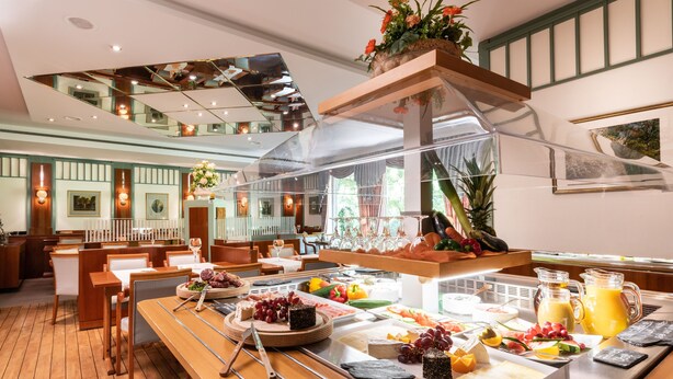 Un buffet proposant une variété de plats et une vitrine réfrigérée.