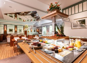 Ein Buffet mit verschiedenen Speisen und einer Glasvitrine.