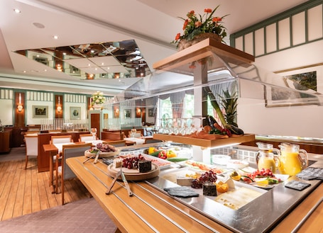 Colazione a buffet a pagamento, servita tutte le mattine . Parkhotel Stadtallendorf