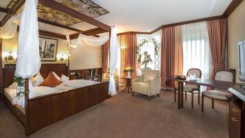 Junior-Suite, Gartenblick | Minibar, Zimmersafe, Verdunkelungsvorhänge, Bügeleisen/Bügelbrett