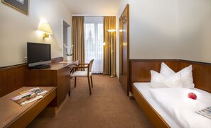 Minibar, caja fuerte, cortinas opacas y tabla de planchar con plancha