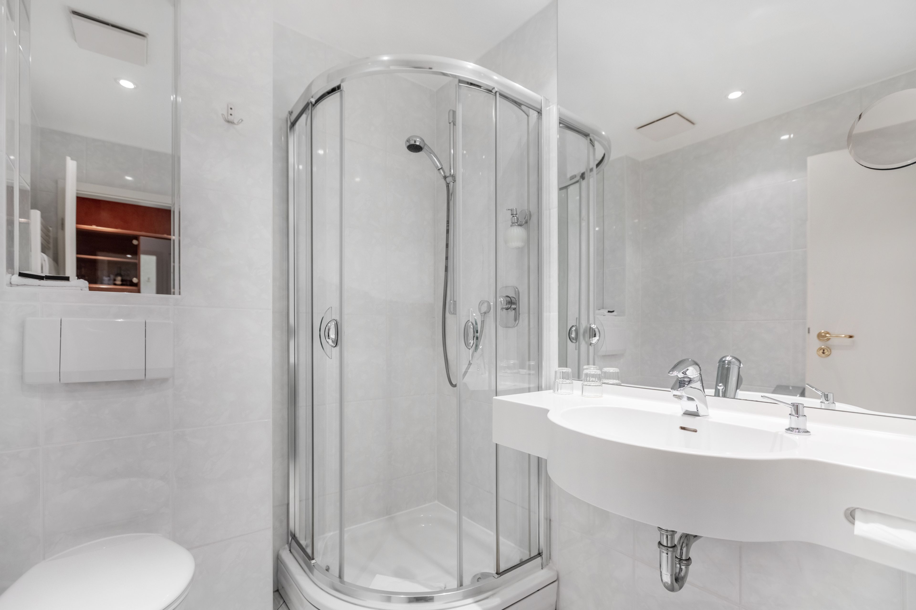 shower, free toiletries, hair dryer, towels