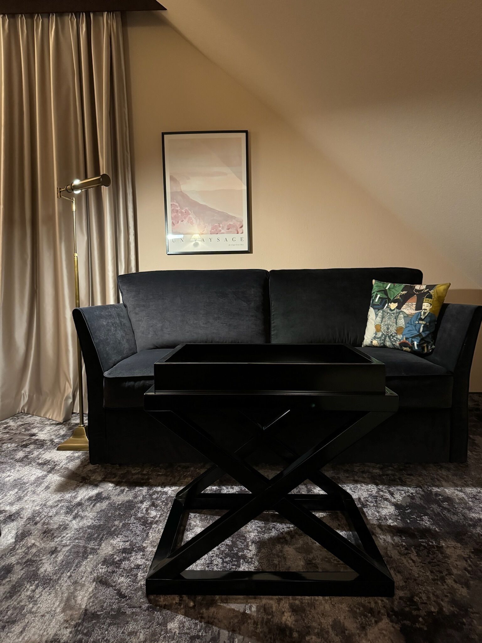 signature studio suite | living area | lcd tv