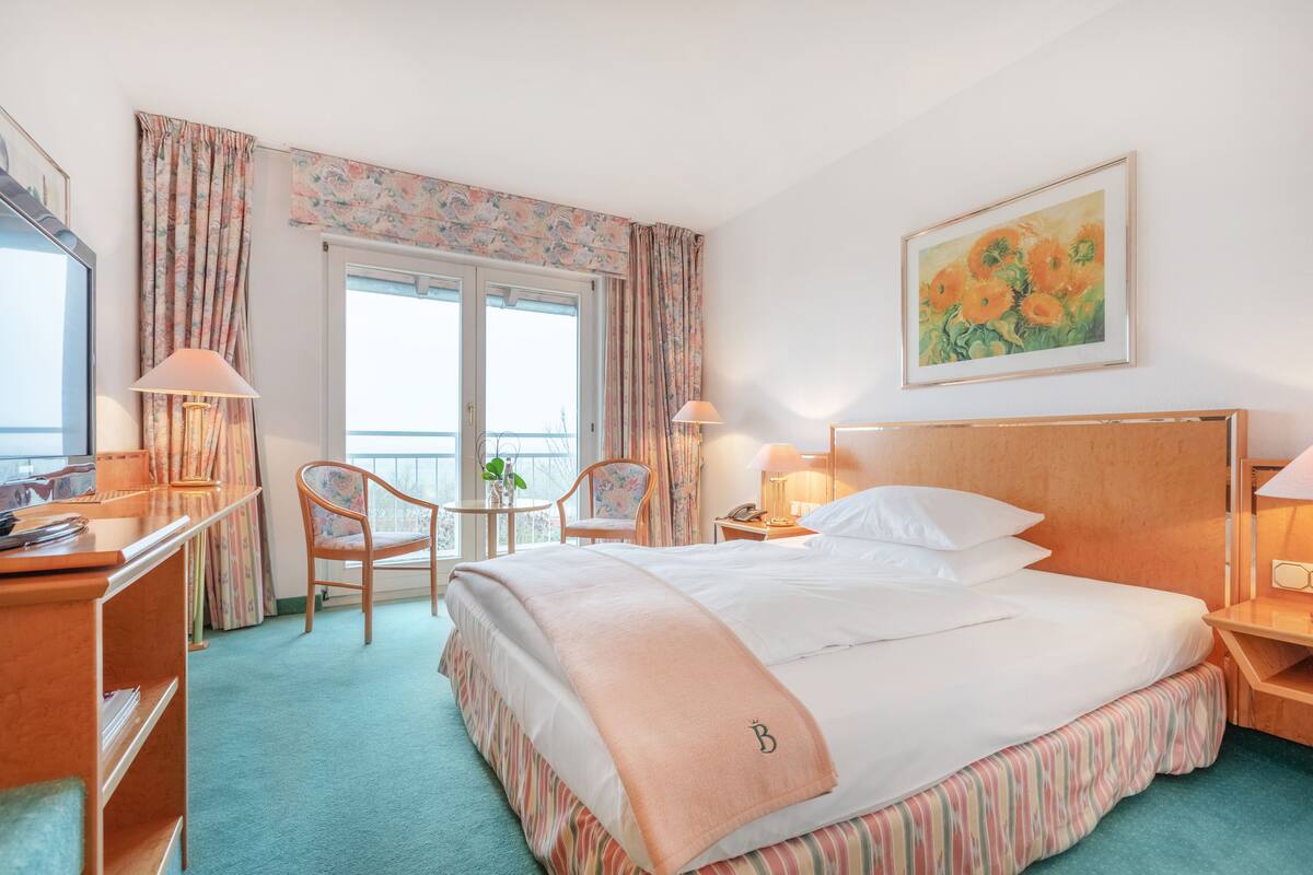 Standard Room | 1 bedroom, in-room safe, desk, blackout drapes