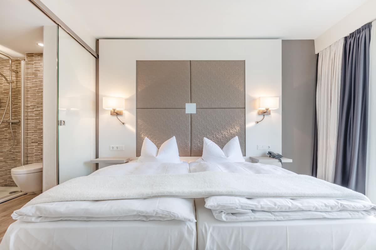 Comfort Double or Twin Room | 1 bedroom, in-room safe, desk, blackout drapes
