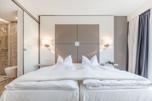 Comfort Double or Twin Room | 1 bedroom, in-room safe, desk, blackout drapes