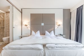 Comfort Double or Twin Room | 1 bedroom, in-room safe, desk, blackout drapes