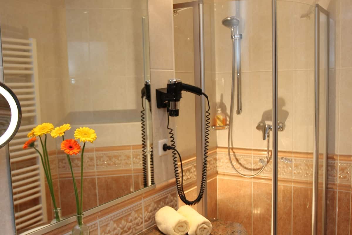 deluxe double room | bathroom | free toiletries, hair dryer, slippers, bidet