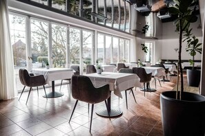 2 restaurants, lunch, dinner served; Regional cuisine 