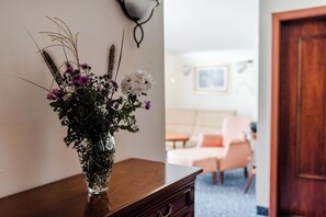 Suite | Living area | 32-inch flat-screen TV with satellite channels, TV