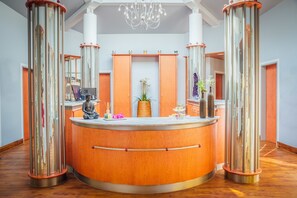 Couples treatment rooms, sauna, hot tub, steam room, body treatments