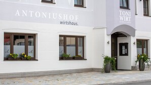 A building with the names "ANTONIUSHOF" and "TONI WIRT" on the facade, indicating it is a hotel.