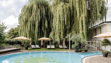 Piscina coperta, piscina stagionale all'aperto, ombrelloni da piscina