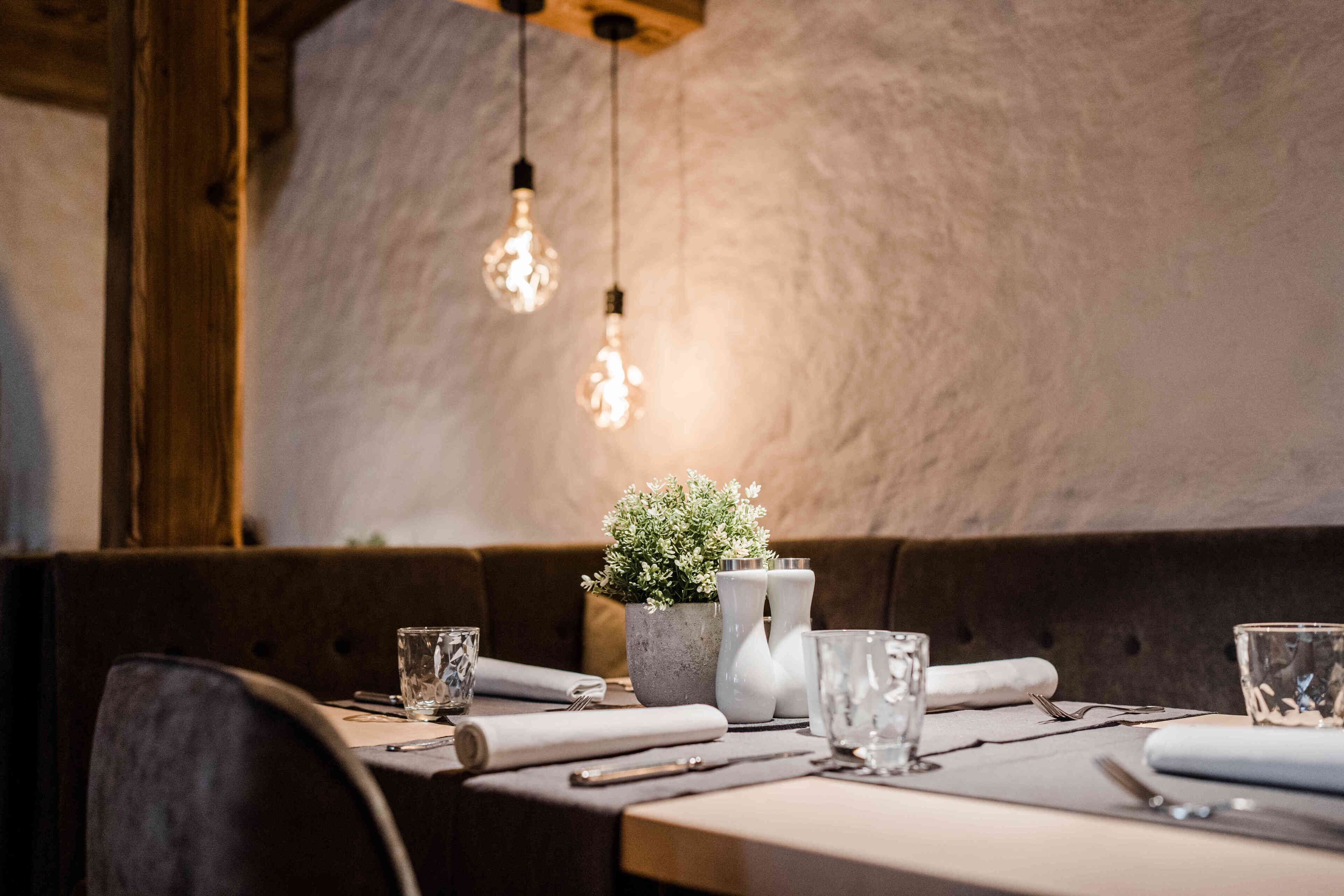 2 restaurants, lunch, dinner served; regional cuisine